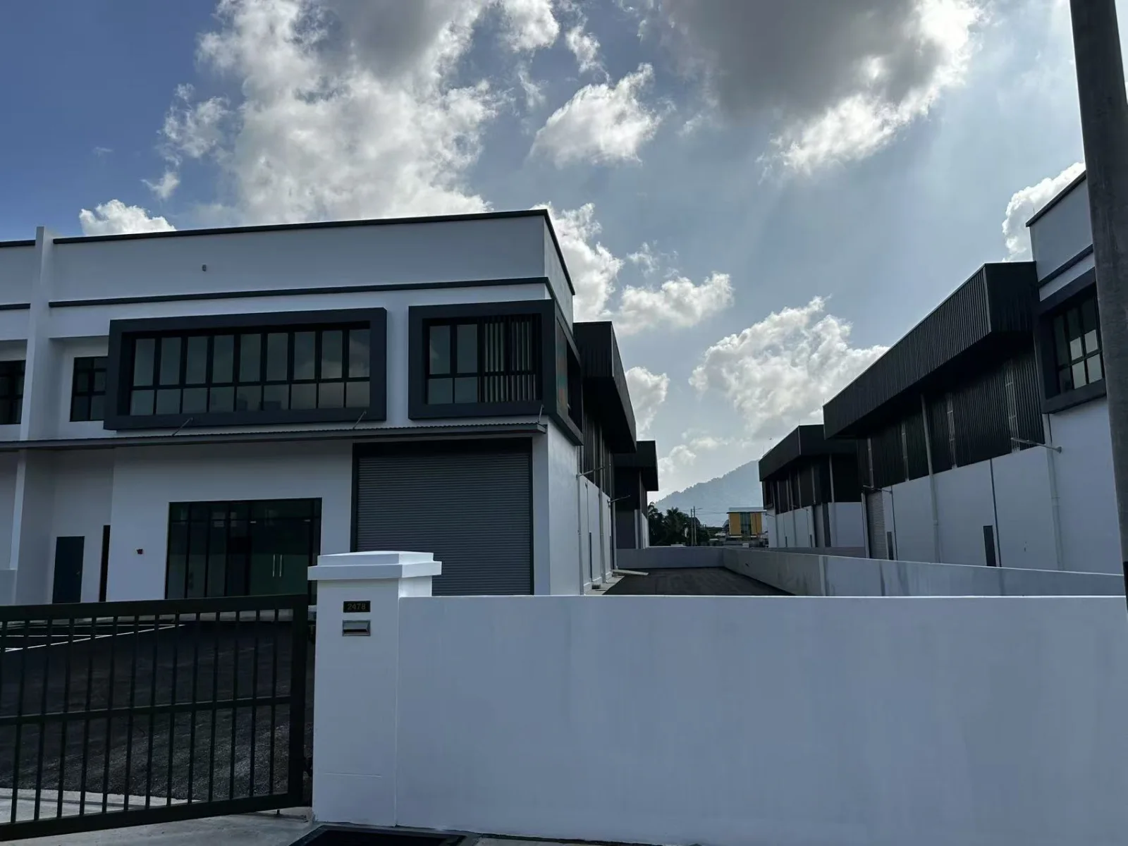 项目提供的南侧立面与院门参考媒体
